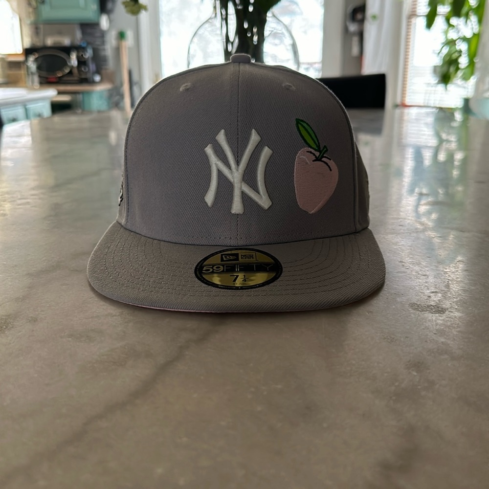 Grey fitted pink brim size 7 1/4